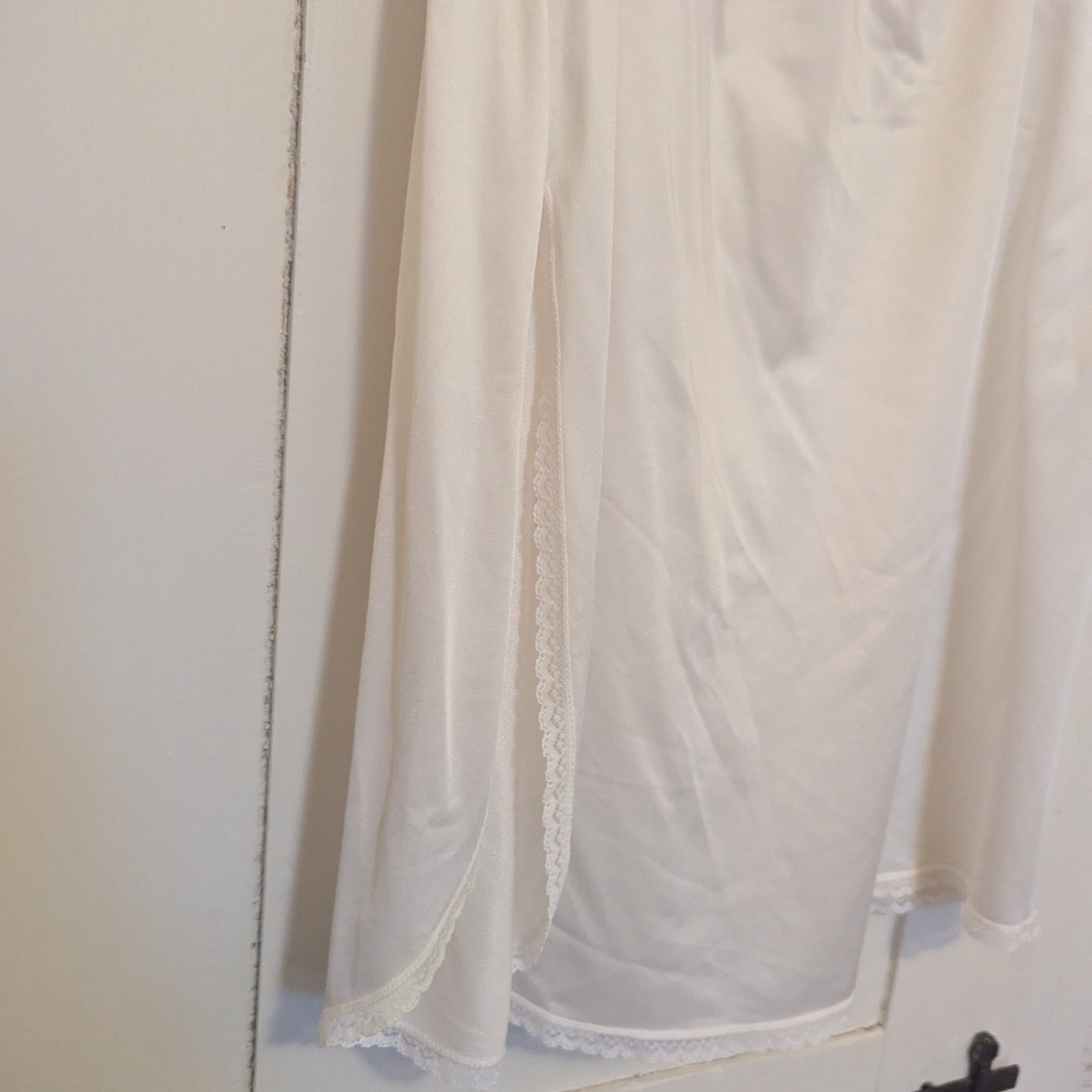 🤍 Vanity Fair Cream Half Slip Skirt Nylon M Going Out Date Night - Picture 4 of 8